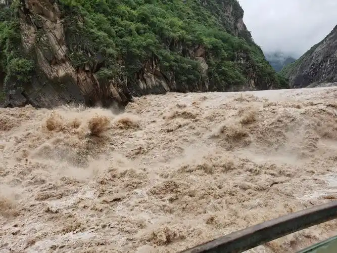 汹涌澎湃的长江水