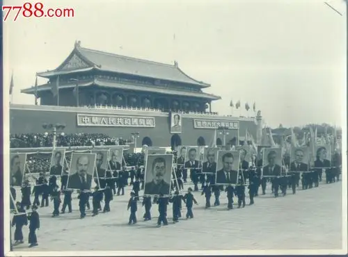 庆祝"五一"1952年.-*行队伍通过天安门