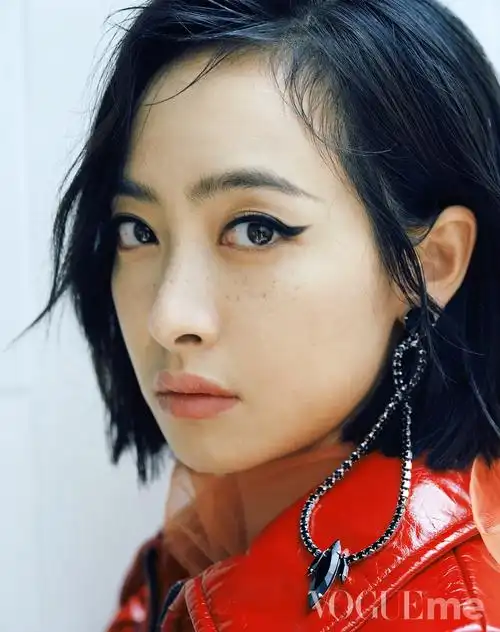 宋茜解锁全新封面 复古雀斑妆时髦俏皮