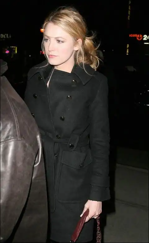 绯闻女孩主演莱弗利与男友外出进餐组图