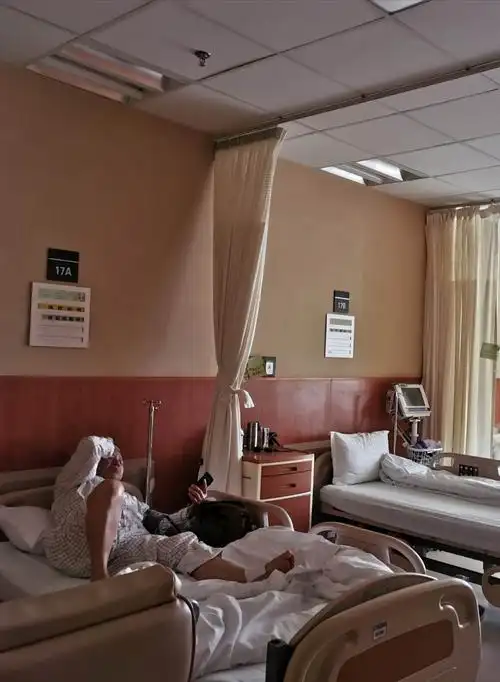 7月9日,在老伴儿的坚持下,住进清华长庚医院骨科病房