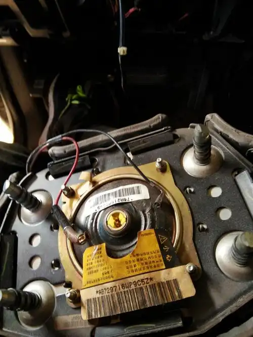 别克jl8安全气囊插头在哪