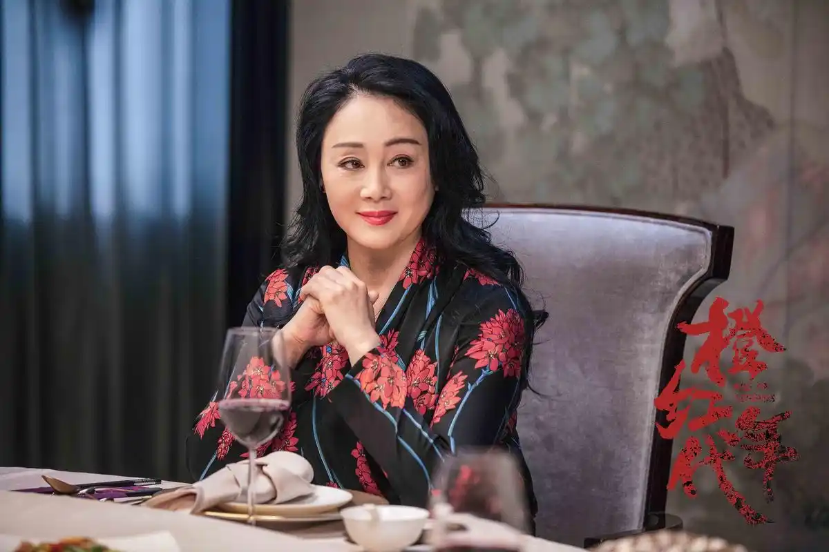 霆,马思纯领衔主演的热血都市英雄传奇电视剧《橙红年代》将于今晚开