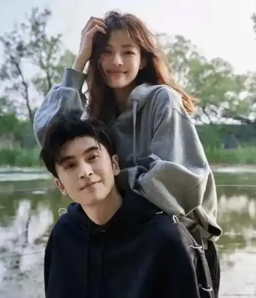 钟楚曦与绯闻男友合体,在线看剧中老公难耐饥渴与大妈滚床单!