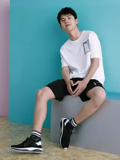 像puma2018夏季新品就推出了印花短裤和花衬衫一样的搭配法则,就是