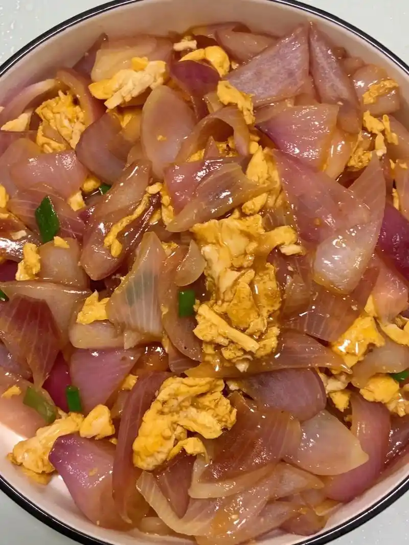 洋葱炒鸡蛋,好吃又下饭且便宜!做法简单易上手,10分钟就搞定 - 抖音