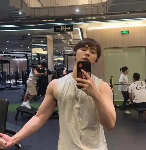 白鹿圈内好友张逸杰回应过度举铁晒肌肉照荷尔蒙爆棚