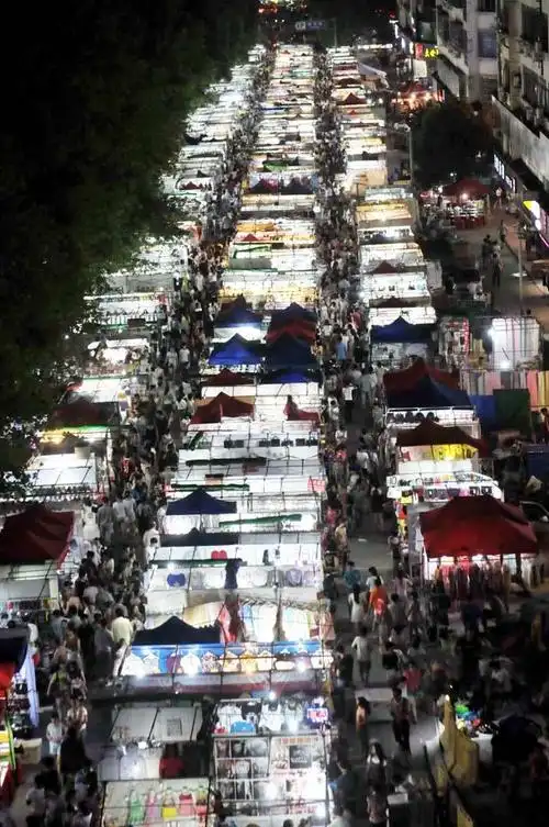 作品名称: 天气热 夜市火  作品描述: 8月4日晚上,义乌三挺路夜市