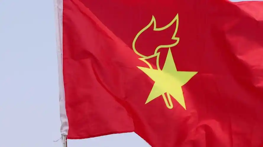 4k少先队队旗飘扬高清实拍视频素材