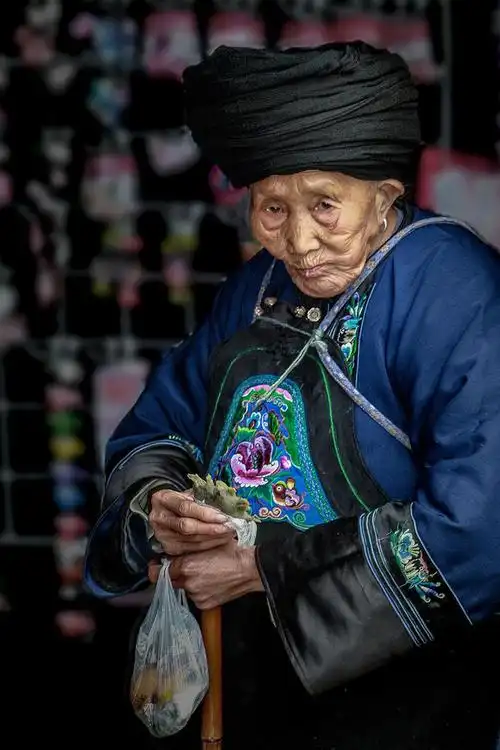 上一页 下一页 作品名称: 《苗族老妇人》  作品描述:   拍摄地点