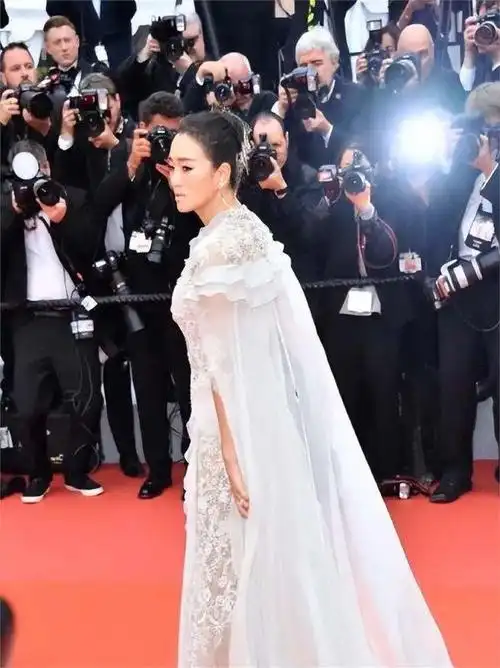 巩俐:戛纳为她清场3分钟,再一次震惊了众人,她的气场有多强?