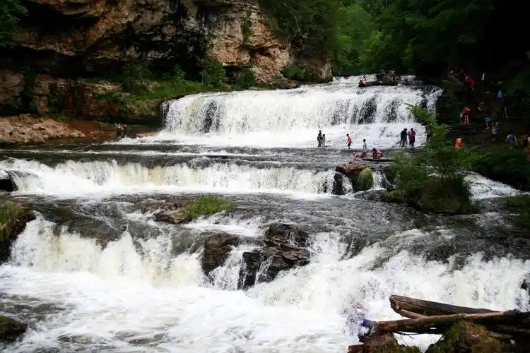 北京青龙峡一日游攻略 青龙峡位于北京市怀柔区,距离市区约100公里,是