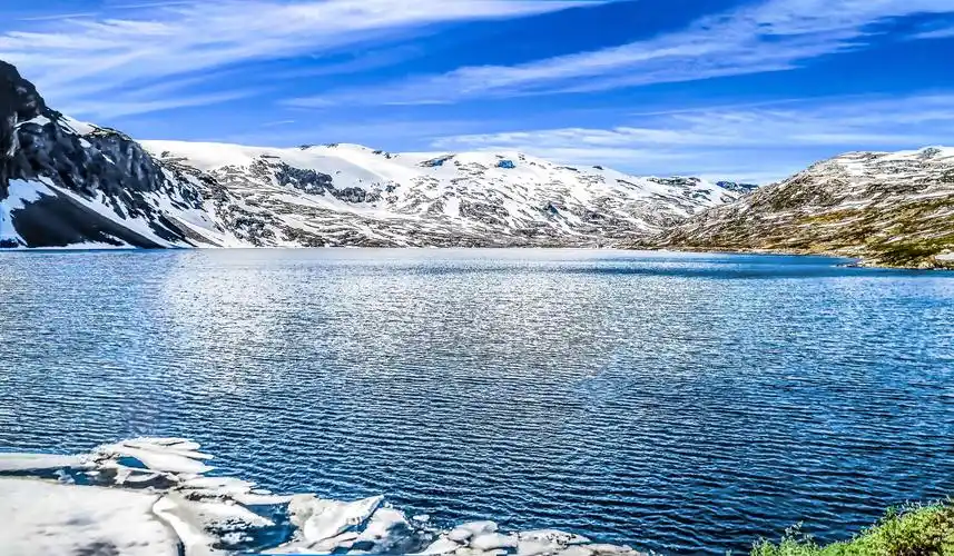 融化的雪水在山顶的低凹处形成一片片洁净的 " 湖水 ".