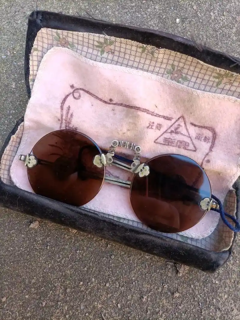 清代透花梁老原装天然深茶色石头眼镜!直径5.2厘米,厚度2. - 抖音