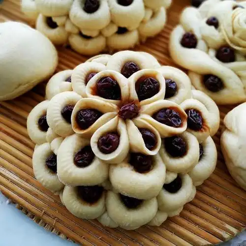 不知不觉春节将至,又到蒸枣花馒头的时候了.