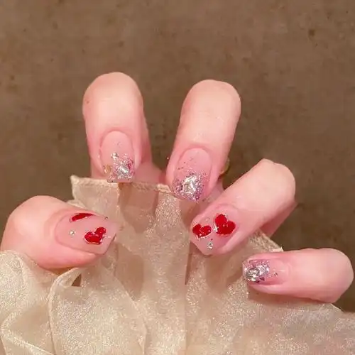 爱心款渐变美甲