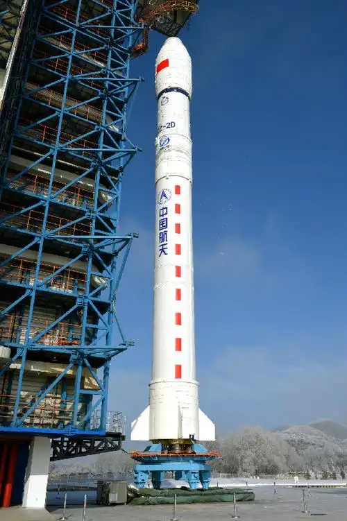 长征二号丁运载火箭整装待发