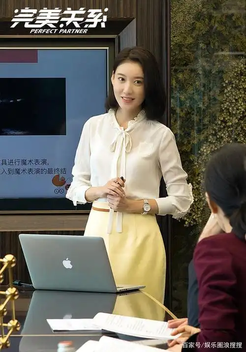 高露《完美关系》气质出众引赞叹 干练职场穿搭解锁公关进阶之路