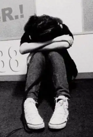 有意境的女生蹲着哭的图.别让我自己搜.发图