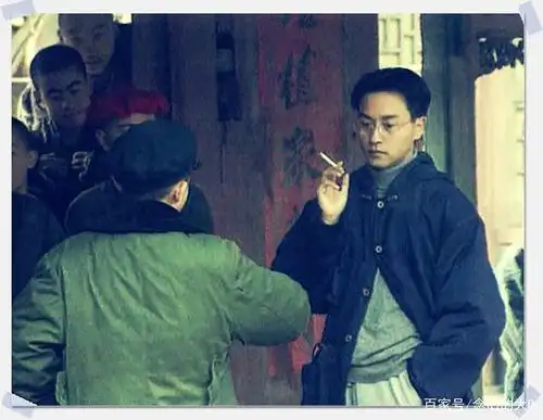 霸王别姬拍摄时期的张国荣在抽烟的样子