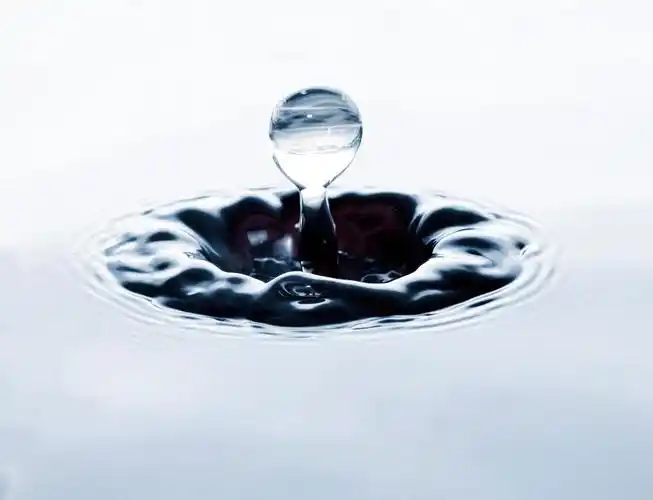 泪珠,水滴落入水冷
