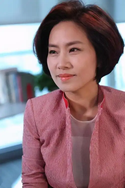 央视主持史小诺女儿成网红,23岁近照曝光,一双大长腿十分吸睛