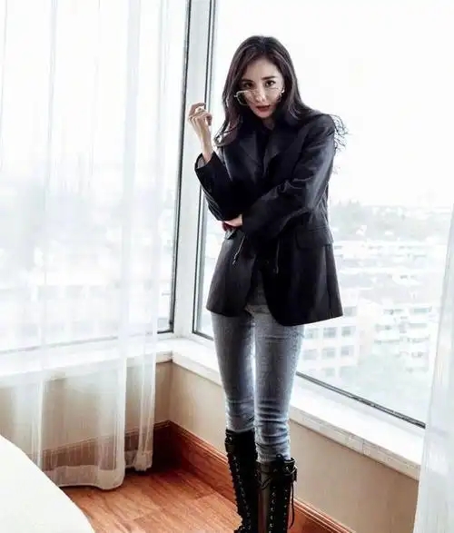 "西装 牛仔裤"成秋冬最强cp!休闲又耐看,刘雯杨幂也爱穿