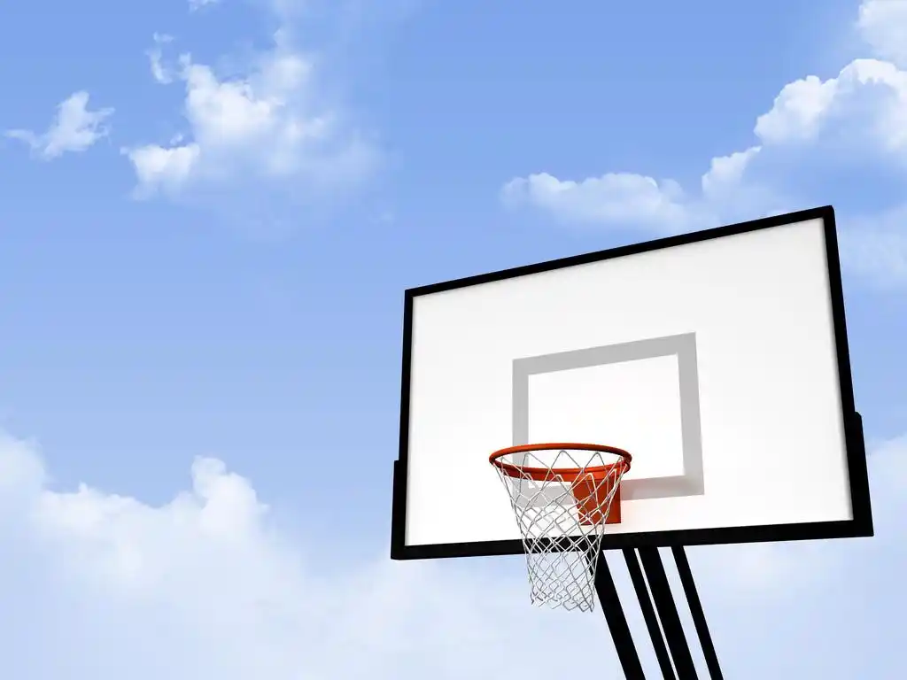 篮球篮,在多云的蓝色天空背景上的篮球篮.