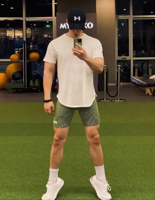 性感又可爱的肌肉小哥哥,把健身房当秀场,各种自拍荷尔蒙爆棚!