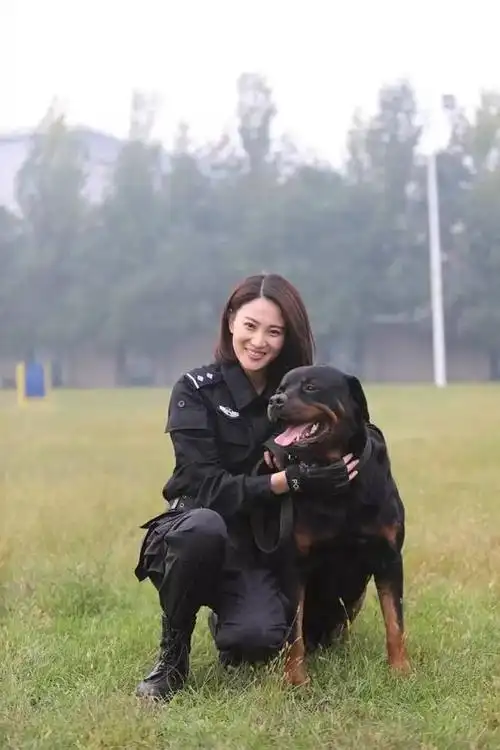 《警花与警犬》热播 侯梦莎与犬共舞