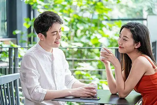 年轻情侣在约会