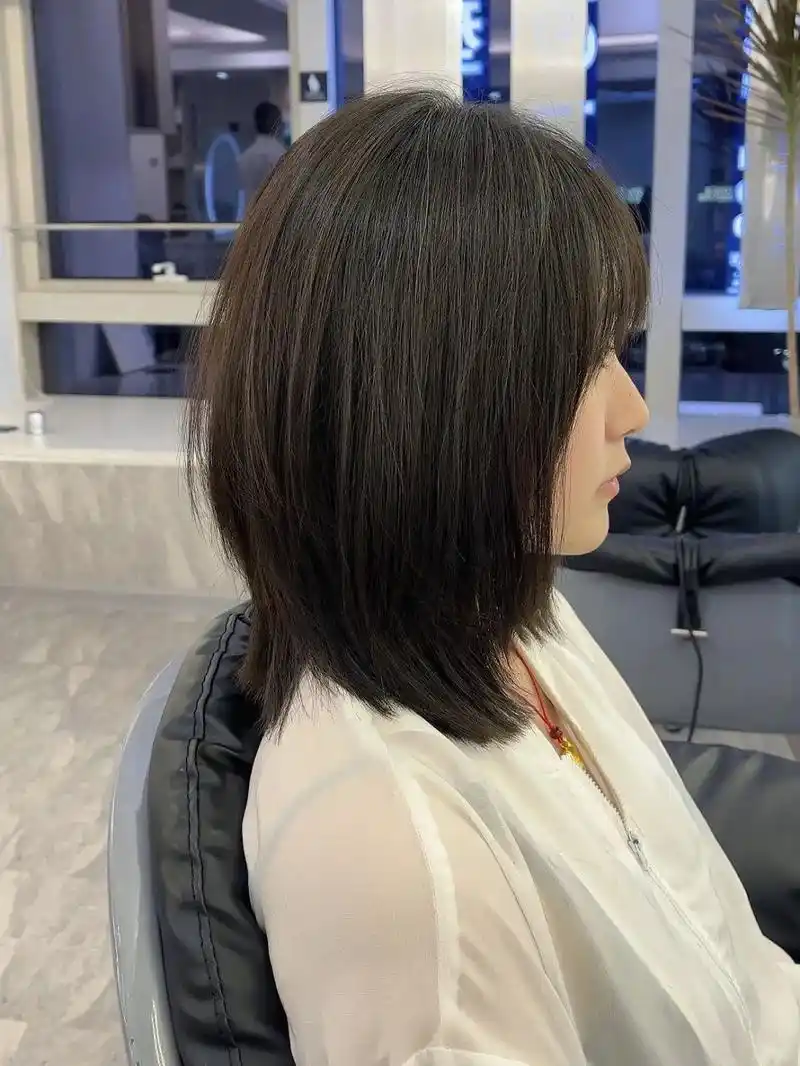 高层次锁骨短发 搭配 冷茶棕灰色.适合圆脸/沙发自然卷都可以 - 抖音