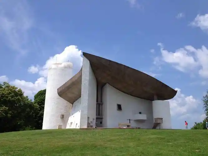 p>朗香教堂( la chapelle de ronchamp)又译为洪尚教堂,位于法国东部