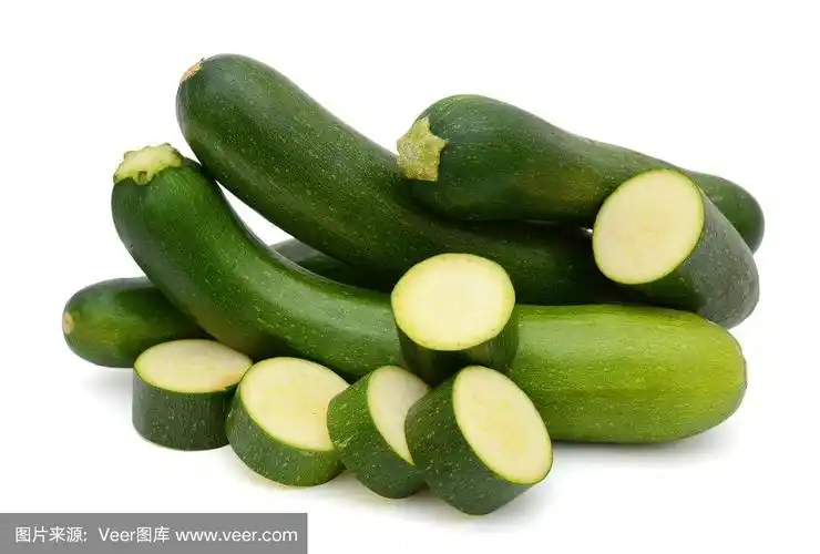 白色背景上分离的鲜绿西葫芦切片