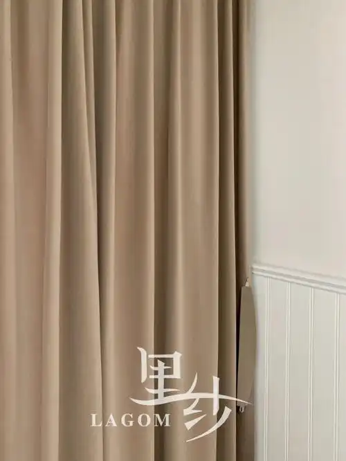 如丝般顺滑绝绝子奶咖色绒布窗帘