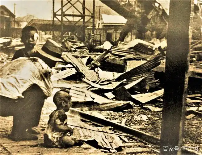 老照片:侵华日军的真面目,大轰炸下的中国人
