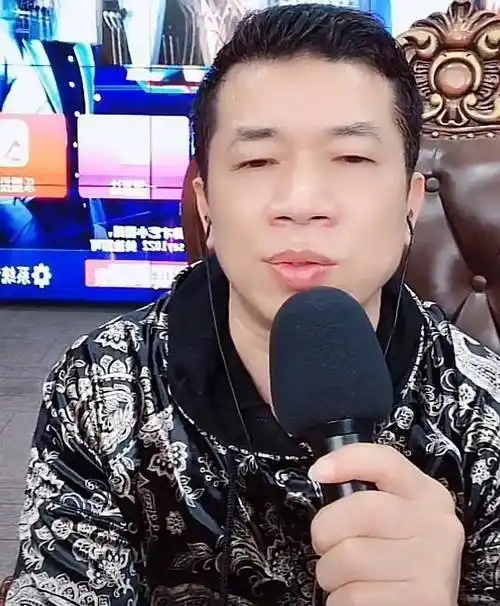 55岁歌手陈星遭群嘲,直播连麦输网红,曾创作经典歌曲《流浪歌》