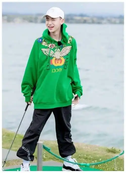 王琳凯教你怎么穿出嘻哈风,染上满头的紫发,引人瞩目!