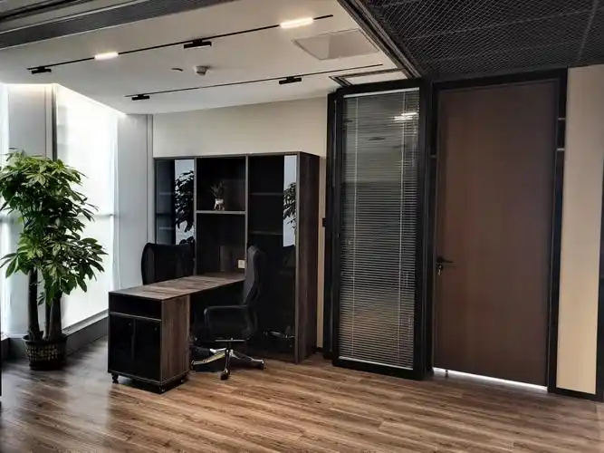 办公室想装修?玻璃隔断让你的办公区域成为艺术品!(图12)