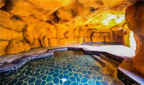 休闲度假 景点地址: 江西省南昌市湾里区红湾大道66号半山温泉 地图