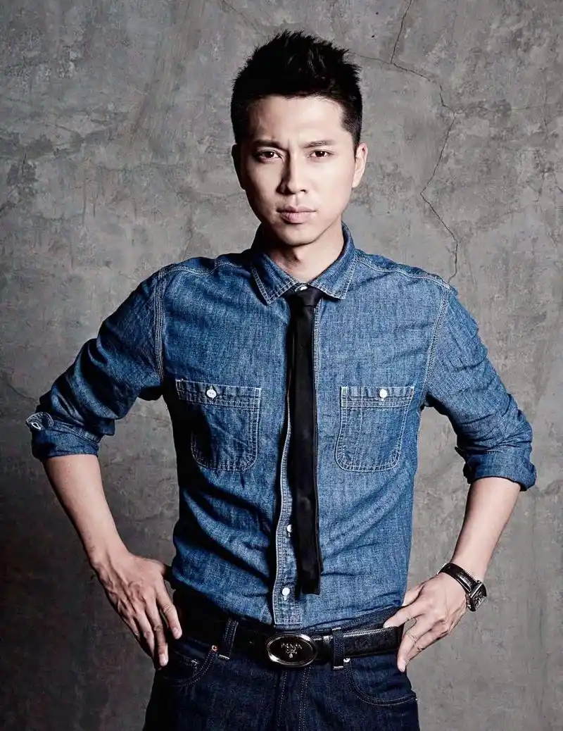 王雷妻子晒二胎儿子百天照哥哥为弟弟插生日蜡烛画面有爱