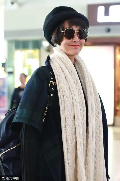 张歆艺机场街拍.  图片来源:alo/视觉中国