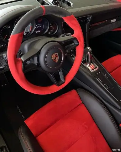 豪华的保时捷911 gt2 rs,红色的内饰,好看的方向盘.