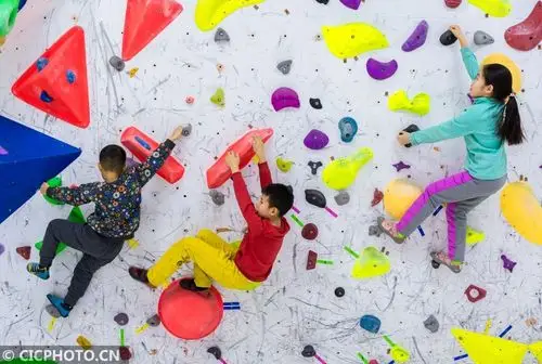 内蒙古呼和浩特:学攀岩 强体魄_腾讯新闻