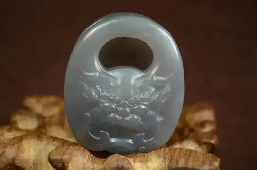 烟青玉是和田玉青海料中一种极为独特的玉种,产于青海格尔木地区,色调