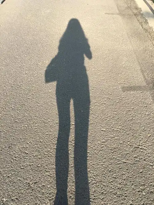 这样的早晨如同每个上班的早晨一样,挤完人贴人的261,走一小段,到达