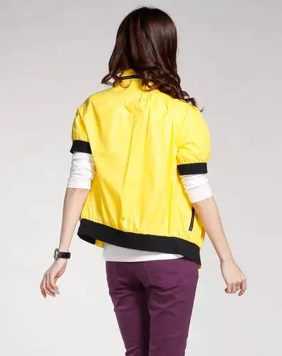 黄色休闲轻便连帽短袖外套