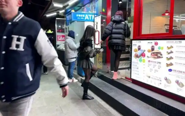 这穿靴子逛街在室内脱鞋不尴尬么,祖马龙小苍兰混合酸jio味?