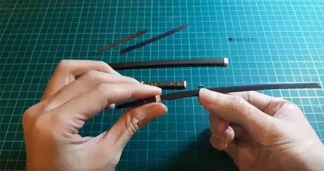 材料是随处可见的雪糕棍手工达人巧手打造鬼灭之刃日轮刀