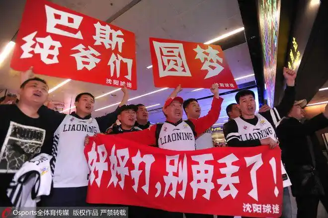 阿联给郭少的寄语火了近百球迷接机辽篮高举横幅好好打别再丢了